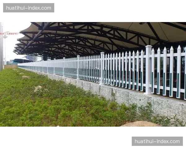 虚拟皮肤覆盖实景赛场围栏，多赞助商并行展示形成规模